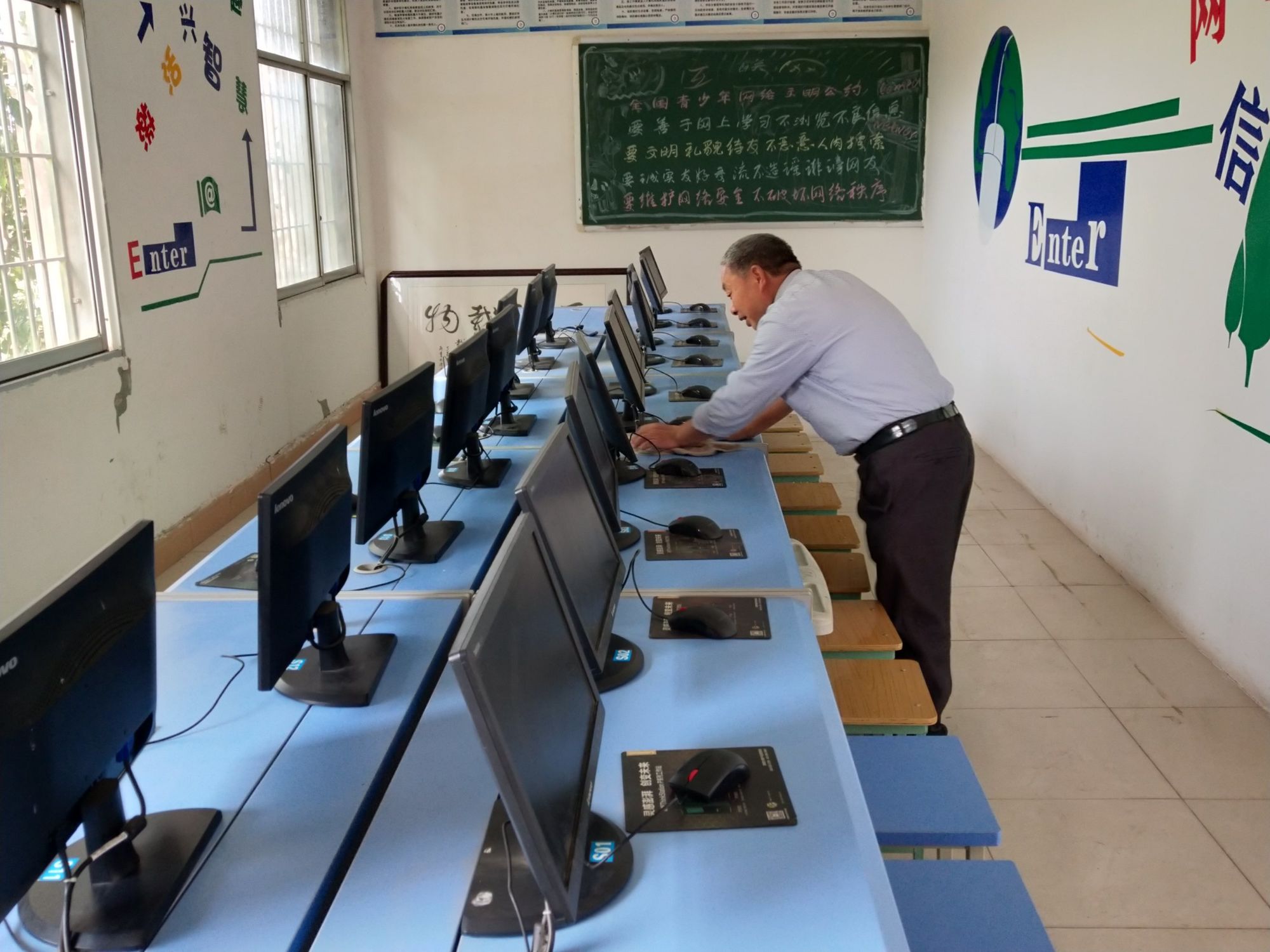 为给孩子们营造美丽校园,麒麟小学教职工全动员